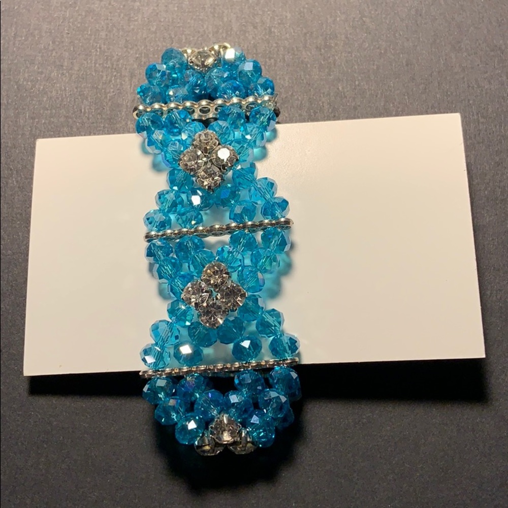 Elastic glass bead bracelet